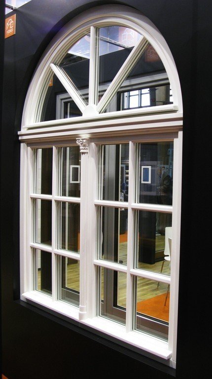 Okno stylizowane ze szprosami i głowiczką
