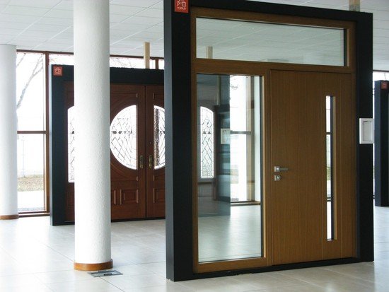 Drzwi wejściowe drewniano-aluminiowe, strona od wewnątrz budynku