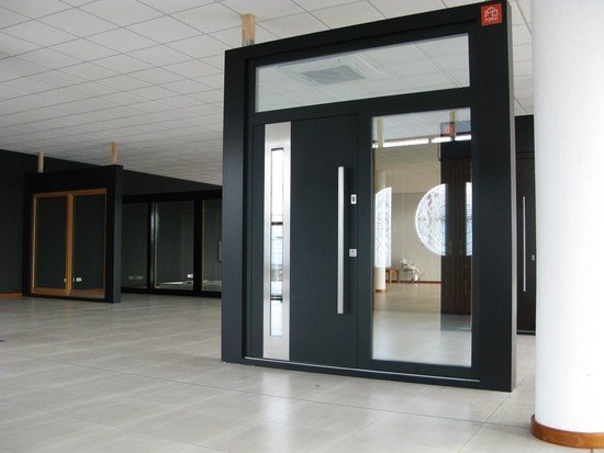 Drzwi wejściowe drewniano-aluminiowe, aluminiowa strona zewnętrzna