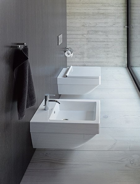 Toalety i bidety w klasycznej prostokątnej formie Vero